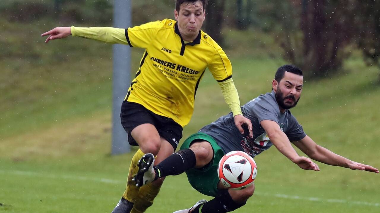 Elixhausen-Stürmer Nicolas Ster (links) erzielte drei Tore.  Elixhausen-Stürmer Nicolas Ster (links) erzielte drei Tore.