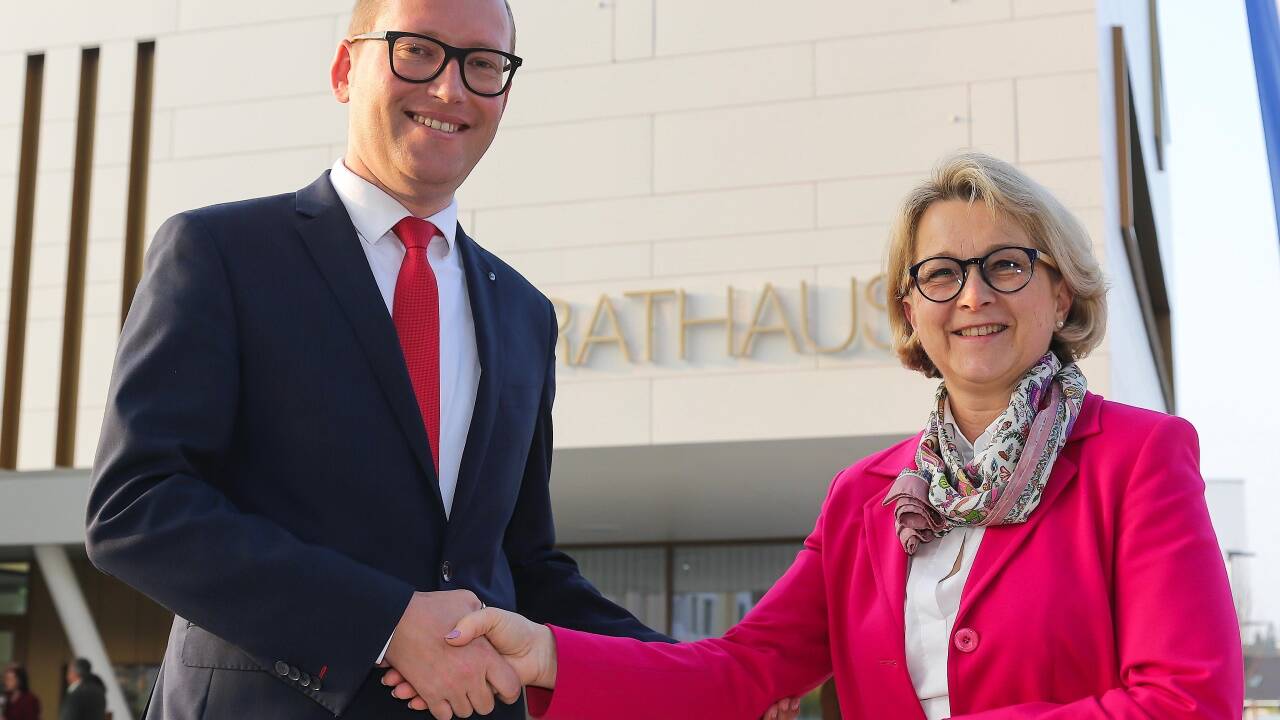Georg Djundja und Sabine Mayrhofer stellten sich der Stichwahl um das Bürgermeisteramt in Oberndorf. Djundja hat die Stichwahl mit 55,5 Prozent am Sonntag gewonnen.  