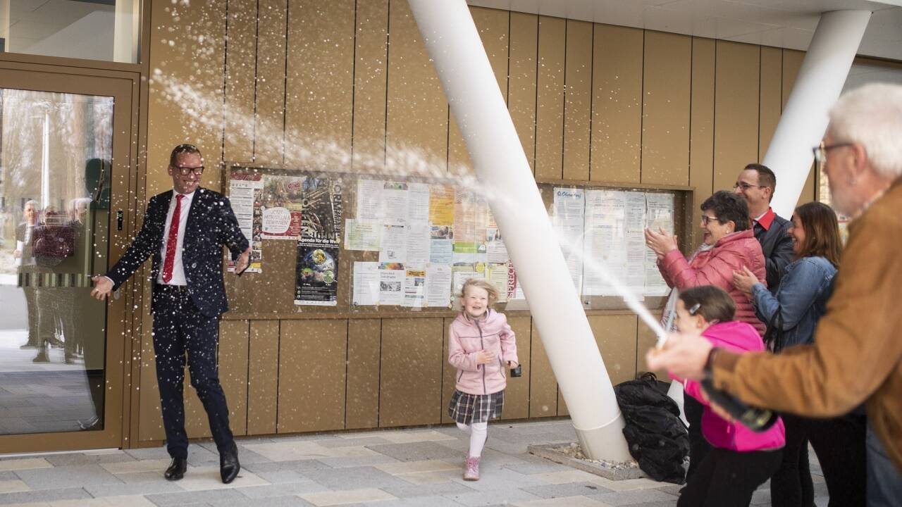 ... und bekam eine Sekt-Dusche.  