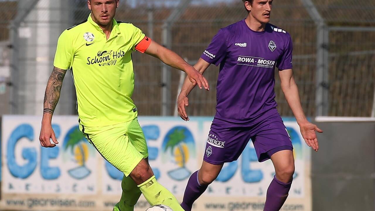Mario Lürzer (l.) erzielte beim 3:3 gegen Titelkandidat Austria Salzburg einen Treffer und hatte damit maßgeblichen Anteil am überraschenden Punktegewinn von Golling in Maxglan.  