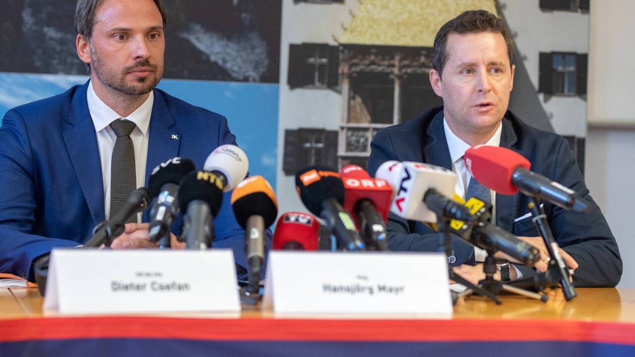 Hansjörg Mayr von der Staatsanwaltschaft Innsbruck (rechts) und Dieter Csefan vom Bundeskriminalamt nach der Razzia am 27. Februar in Seefeld. 