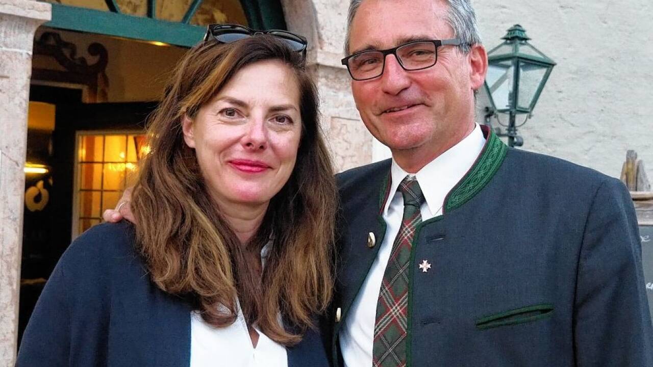 Hans-Jörg Haslauer mit Ehefrau Claudia bei der Wahlparty im Oberalmer Hammerwirt.  Bild:  
