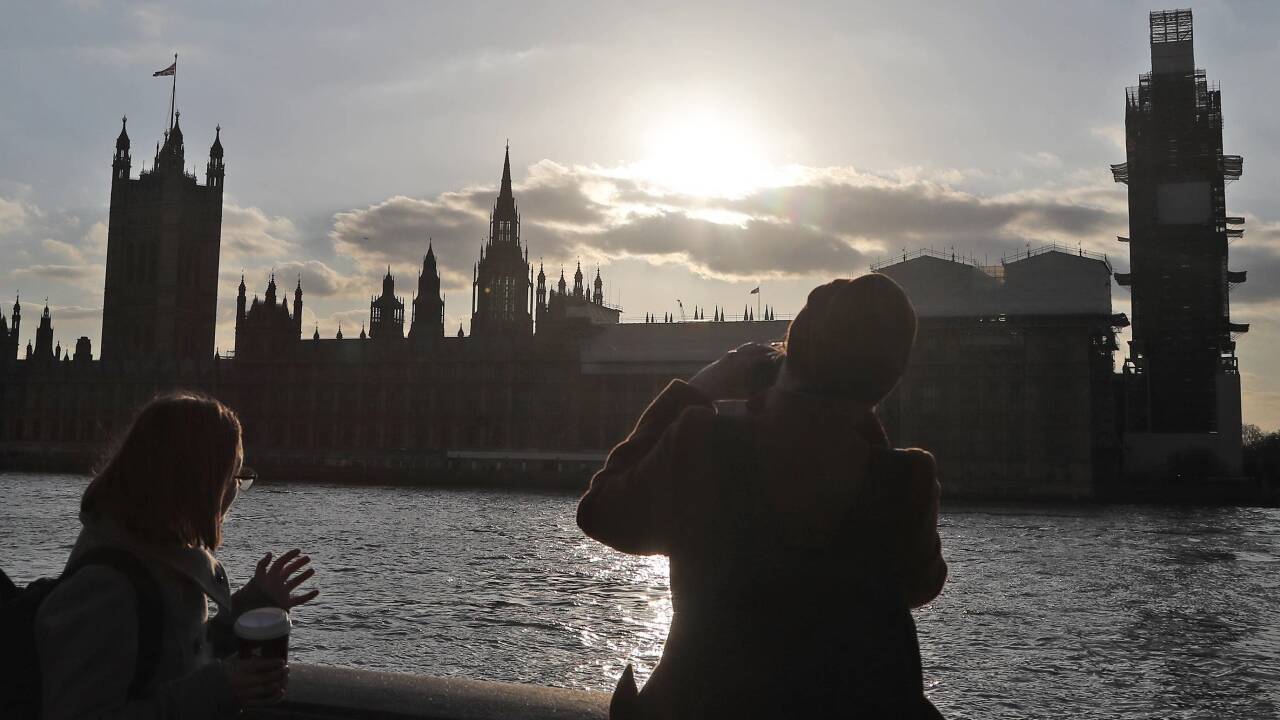 Im Mittelpunkt der Betrachtungen – das britische Parlament in London: Welche Entscheidung zum Brexit fällen die Abgeordneten? Im Mittelpunkt der Betrachtungen – das britische Parlament in London: Welche Entscheidung zum Brexit fällen die Abgeordneten?