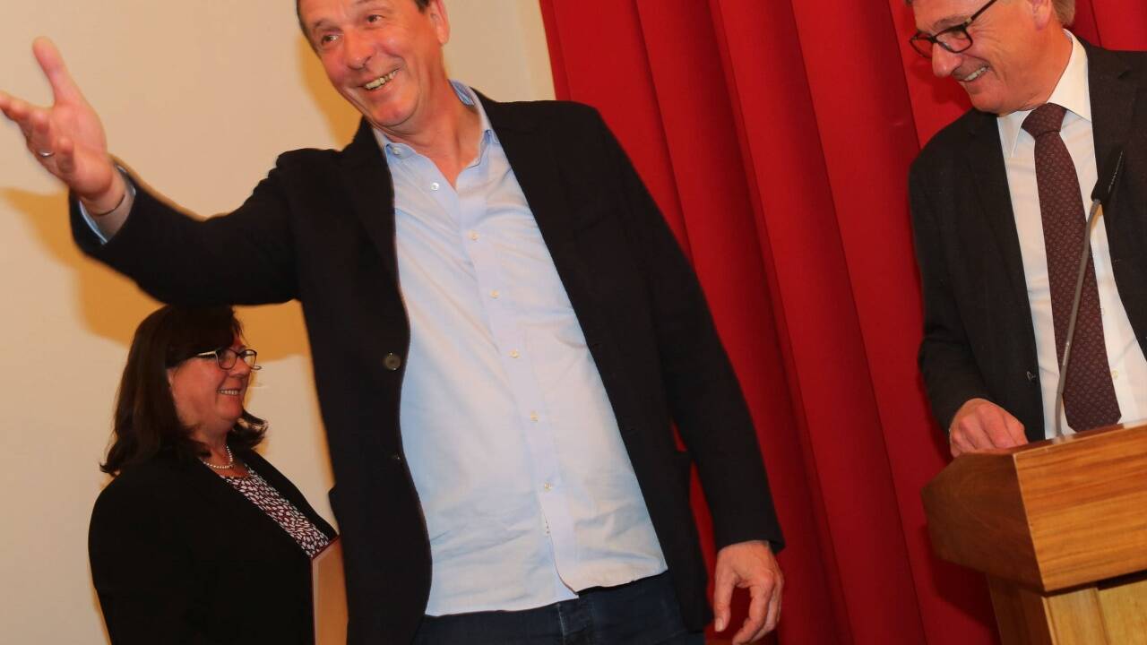 Da war er doch noch einmal gut gelaunt: Johann Padutsch bei seiner Verabschiedung aus dem Salzburger Gemeinderat durch Bürgermeister Harald Preuner.  