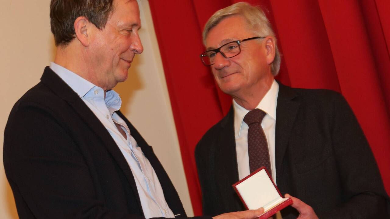 Noch eine Medaille zum Abschied nach 37 Jahren für Johann Padutsch.  