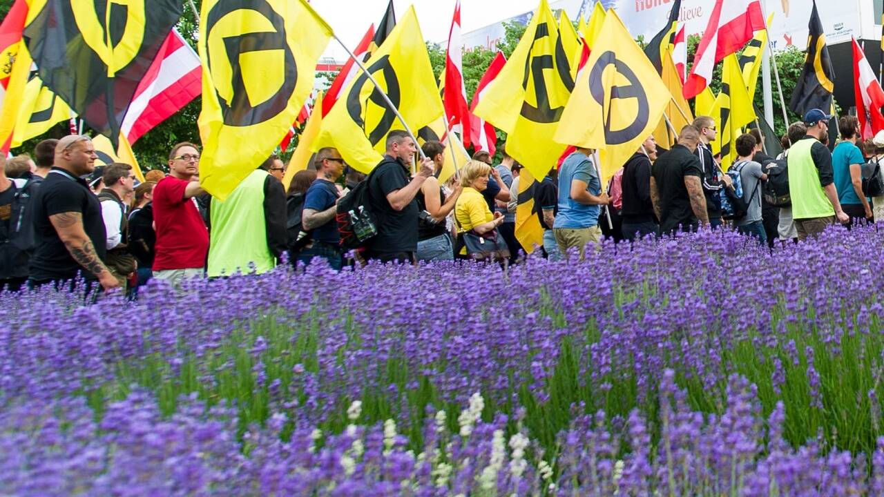 Bei Demonstrationen der Identitären marschierten immer wieder auch prominente FPÖ-Politiker mit. Bei Demonstrationen der Identitären marschierten immer wieder auch prominente FPÖ-Politiker mit.