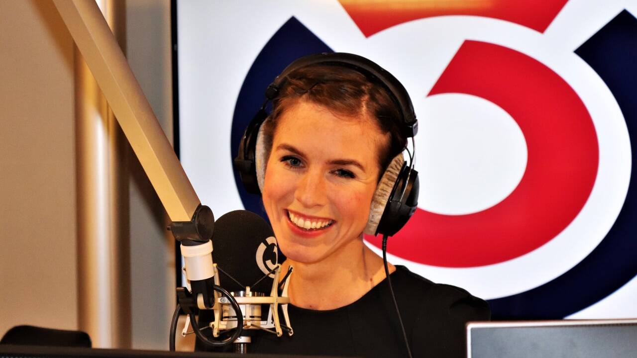 Christina Pausch bei ihrer Lieblingsbeschäftigung, dem Radiomachen. Bild: Ronny Taferner 