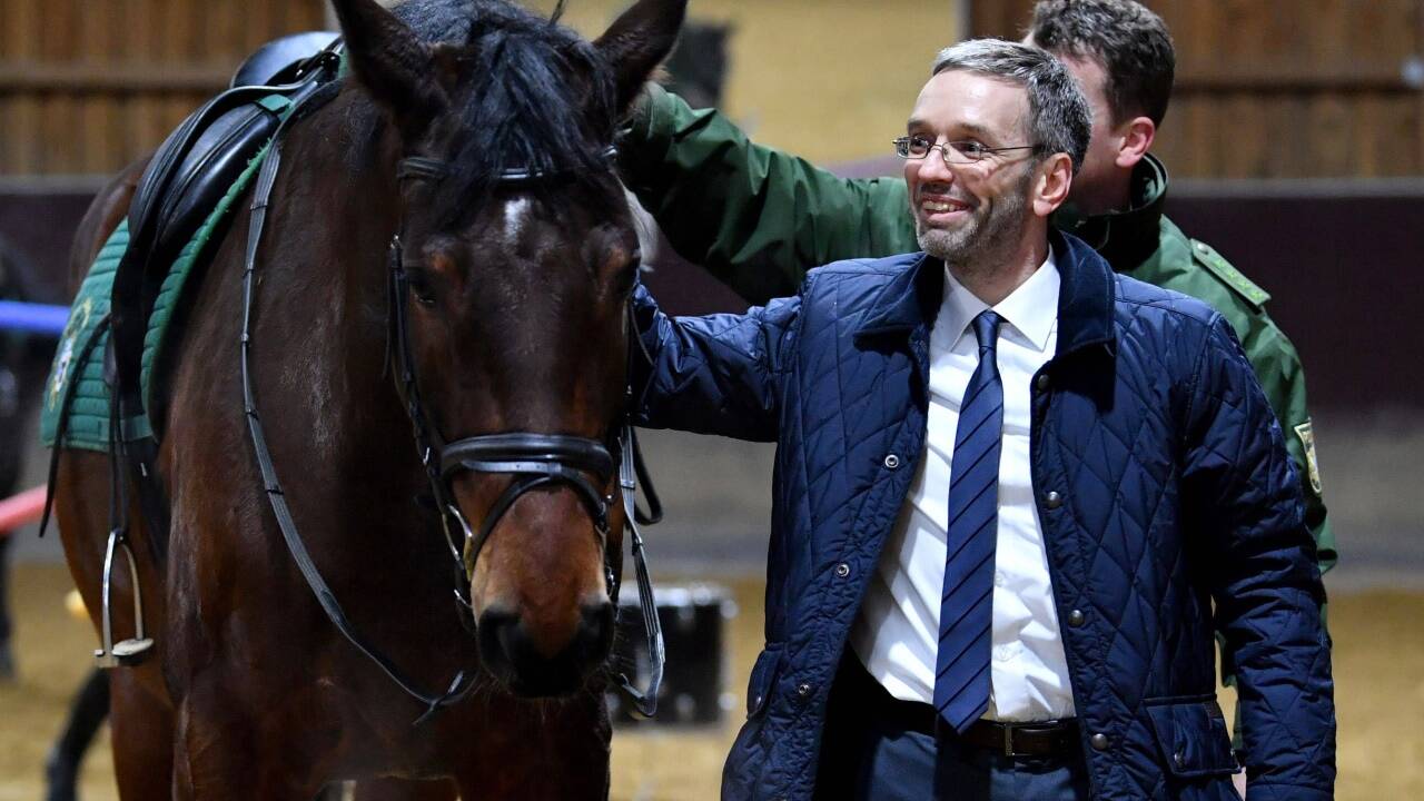 Innenminister Herbert Kickl (FPÖ) bei einem Besuch der bayerischen Reiterstaffel. 