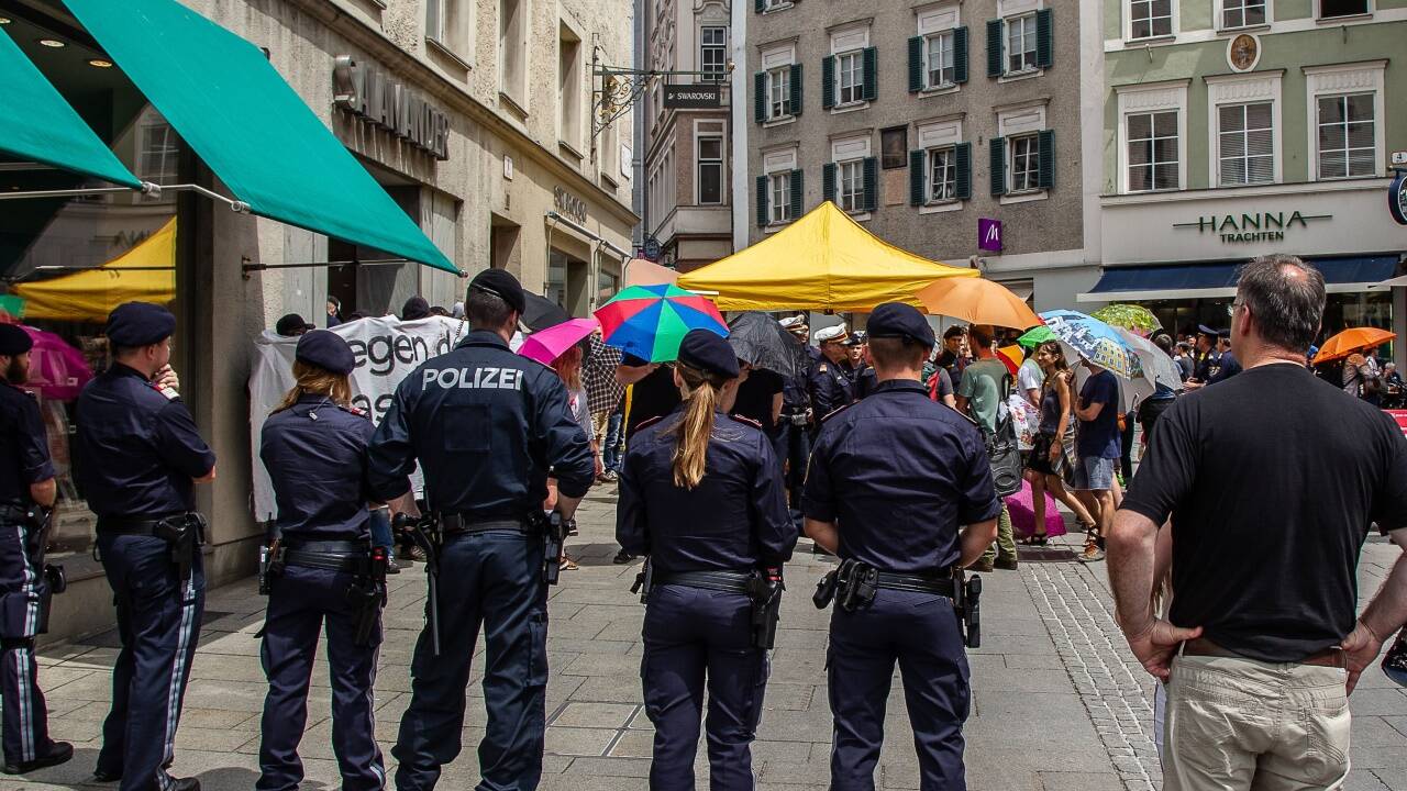 Archivbild von einer Kundgebung der Identitären im Juni des Vorjahres am Platzl in der Stadt Salzburg. 