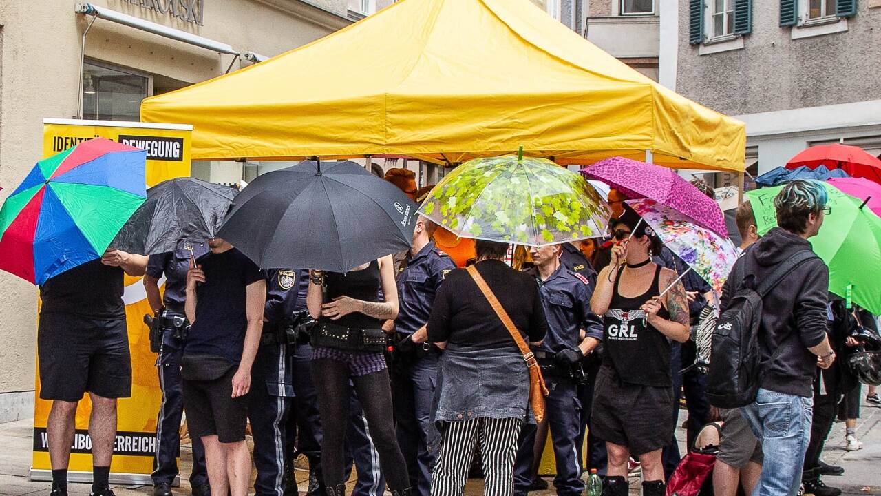 Archivbild von einer Kundgebung der Identitären im Juni des Vorjahres am Platzl in der Stadt Salzburg. 