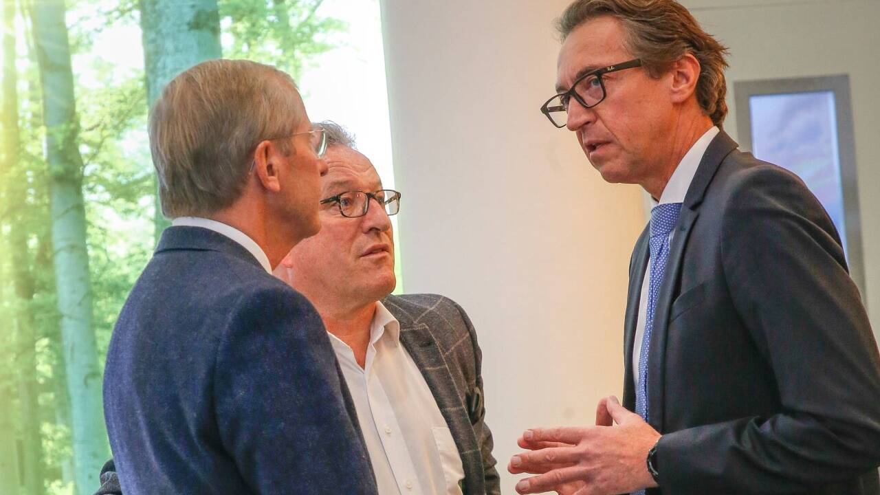 „Ein bissl muss es schon weh tun“, findet LH-Stv. Heinrich Schellhorn – im Bild bei der letzten Aufsichtsratssitzung mit Salzburg AG-Vorstandssprecher Leo Schitter und LH Wilfried Haslauer. 