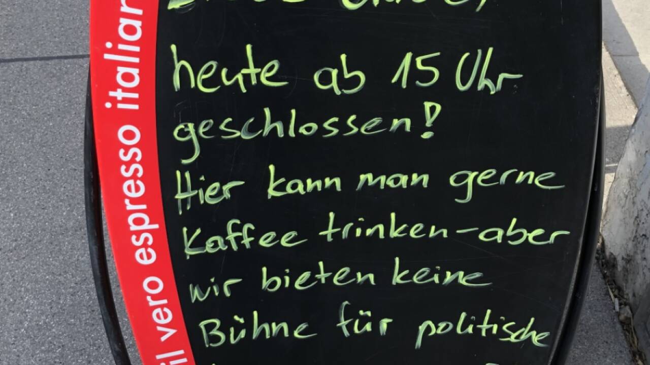 Lokal sperrte vor Sellners Presseauftritt zu 