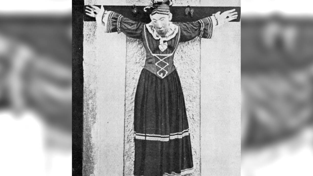 Corpus aus Holz, ca. 1150, Lamprechtsburg / Brunico/Bruneck, Diözesanmuseum Bressanone/Brixen , bekleidet <br> 