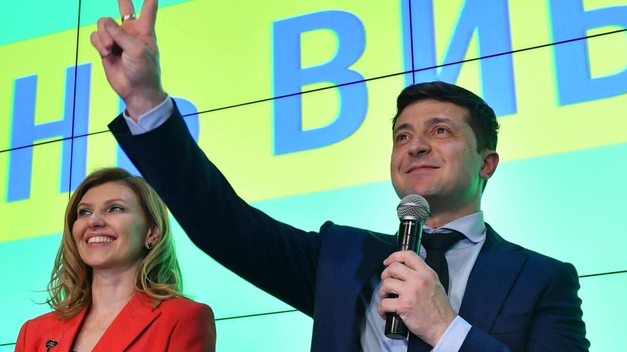 Wladimir Selenski ist ein unbeschriebenes Blatt, was seine politische Karriere betrifft. Manche befürchten, dass er lediglich die Handpuppe eines geldgierigen Oligarchen ist. Wladimir Selenski ist ein unbeschriebenes Blatt, was seine politische Karriere betrifft. Manche befürchten, dass er lediglich die Handpuppe eines geldgierigen Oligarchen ist.