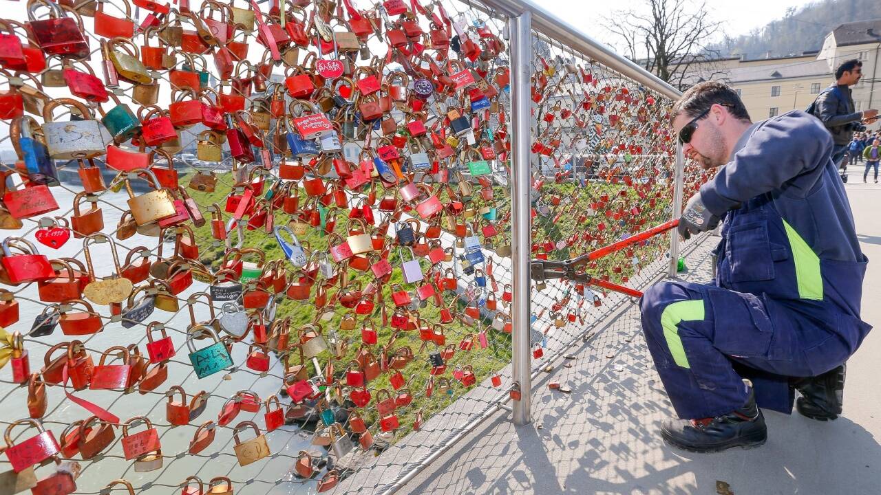 Mitarbeiter des Magistrats haben am Montag einige Liebesschlösser vom Geländer des Makartstegs entfernt. Mitarbeiter des Magistrats haben am Montag einige Liebesschlösser vom Geländer des Makartstegs entfernt.