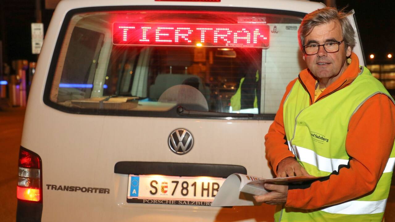 Salzburgs Tiertransportinspektor Manfred Pledl war in der Nacht auf Dienstag wieder bei Kontrollen an der Autobahn unterwegs 