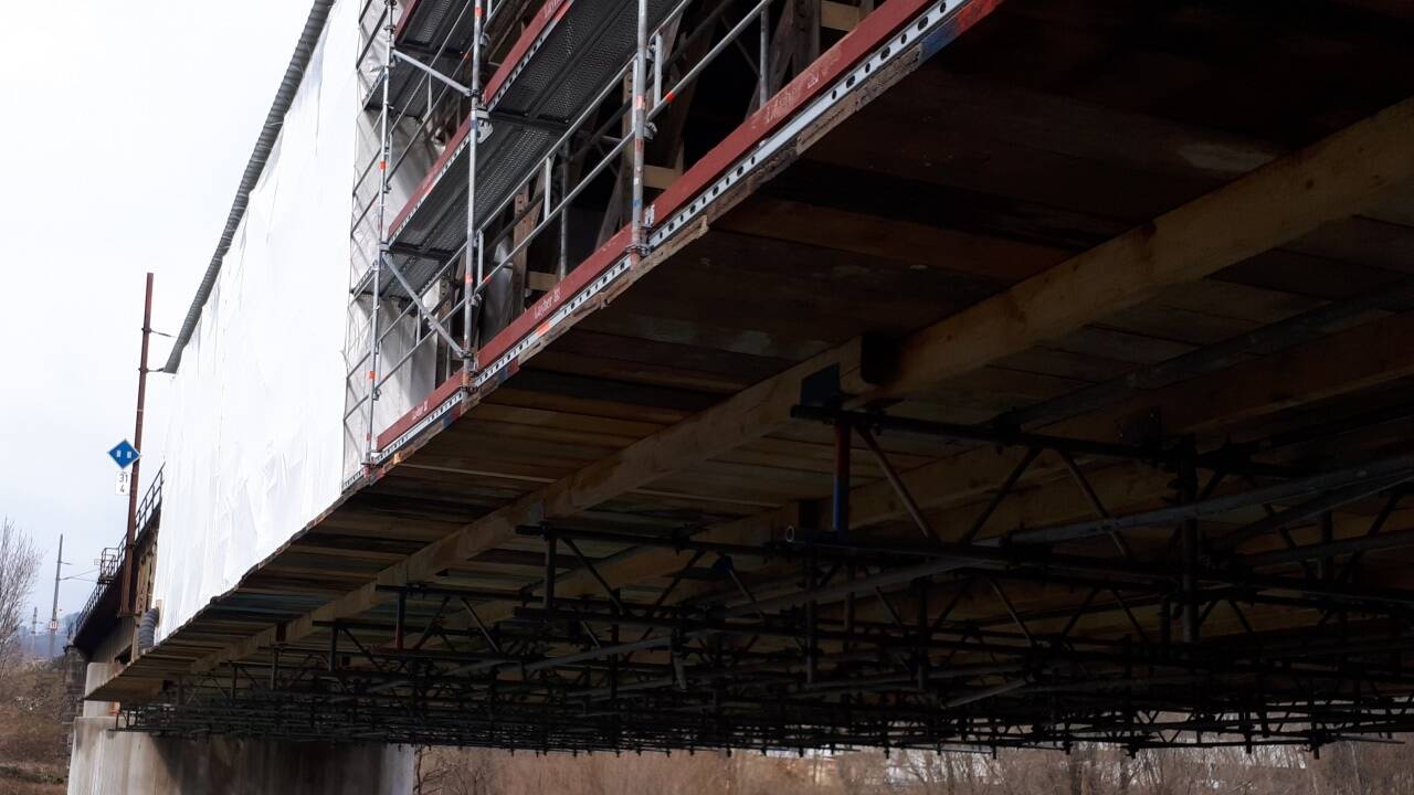 Die Taggerbrücke über die Salzach in Golling. 