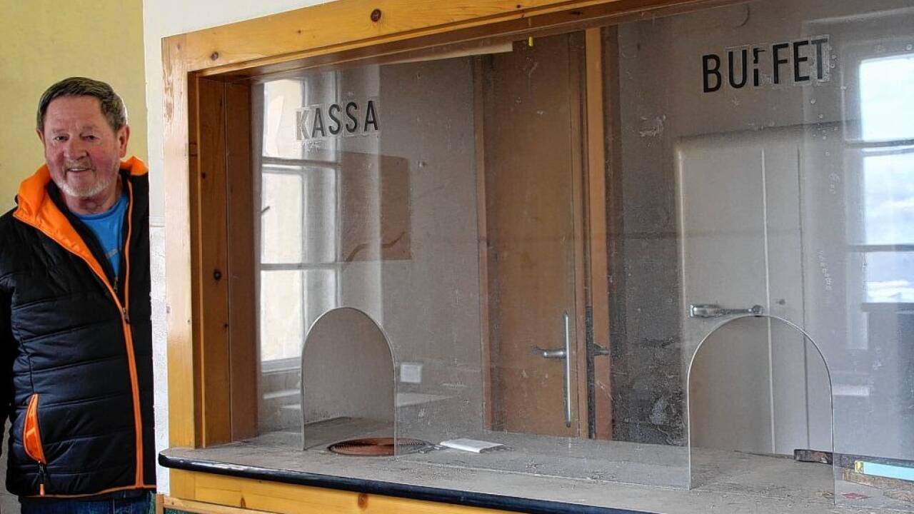 Mesner Karl Granegger und der Schalter des ehemaligen Kinos.  