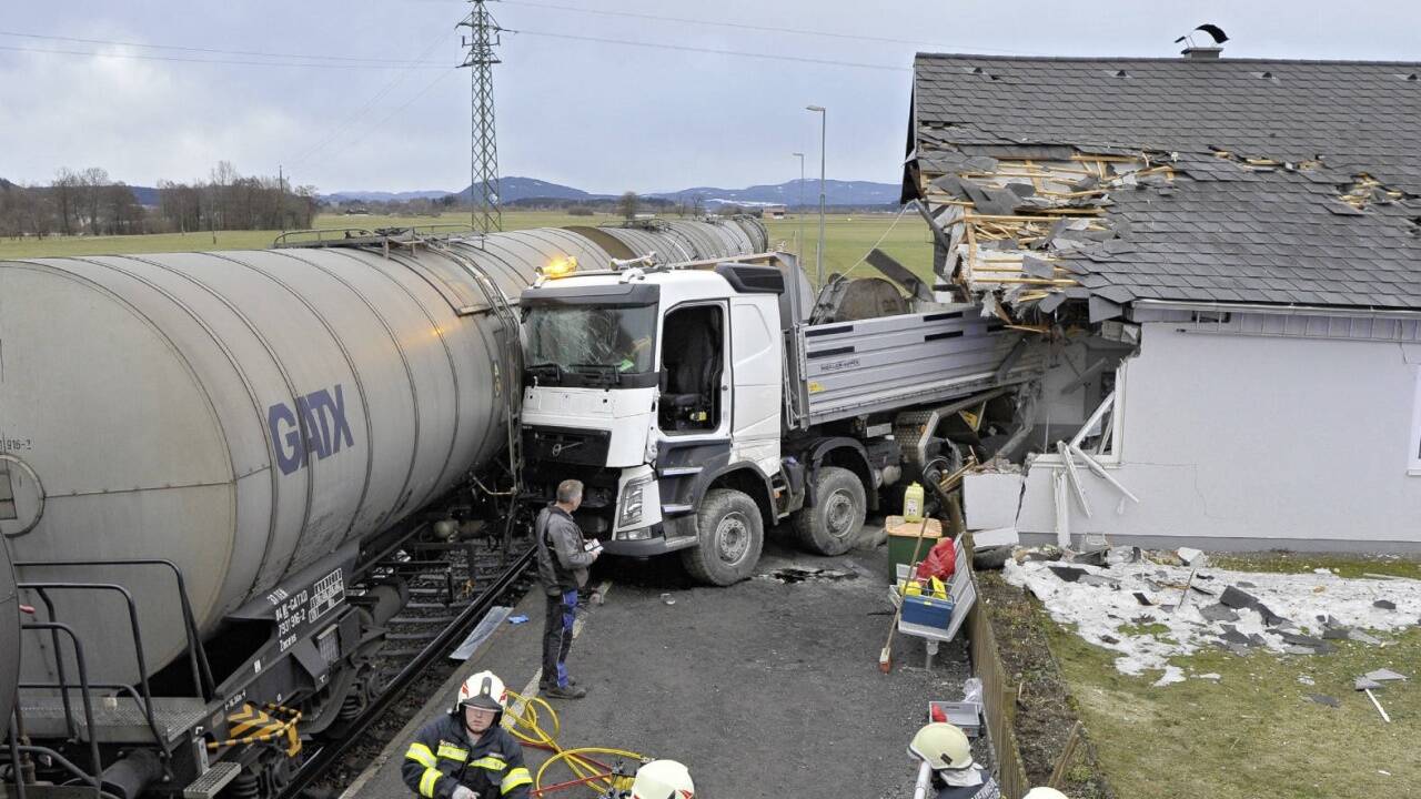 Ein Lkw-Lenker hatte am 4. März beim Bahnübergang in Achenlohe einen Güterzug übersehen. 