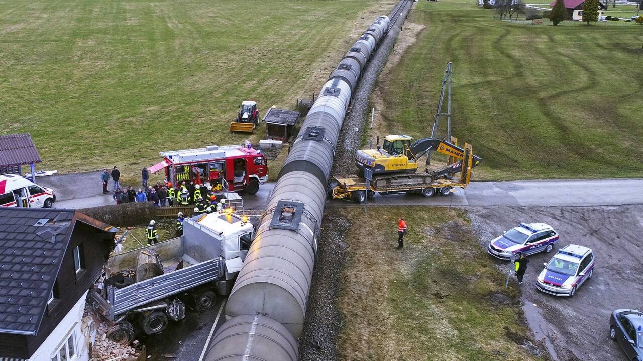Ein Lkw-Lenker hatte am 4. März beim Bahnübergang in Achenlohe einen Güterzug übersehen. 