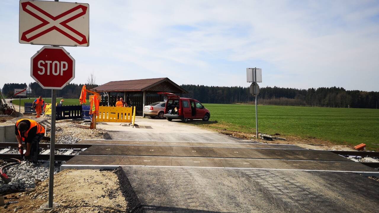 Ein Lkw-Lenker hatte am 4. März beim Bahnübergang in Achenlohe einen Güterzug übersehen. 
