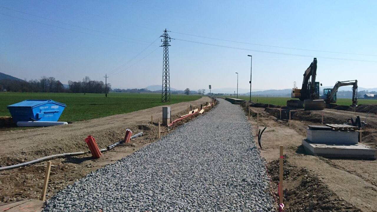 Ein Lkw-Lenker hatte am 4. März beim Bahnübergang in Achenlohe einen Güterzug übersehen. 