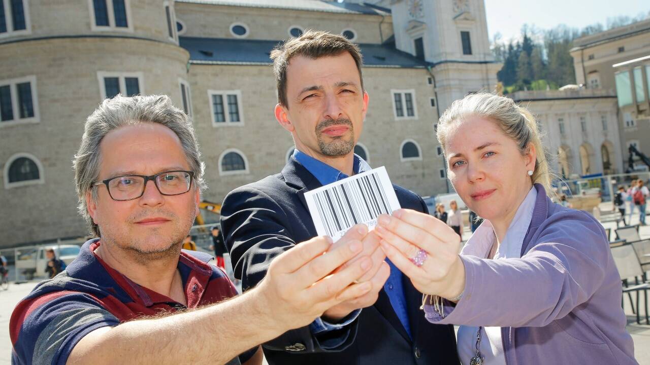 Kritisieren die Bifie-Standardüberprüfung scharf: Die Elternvertreter Andreas Schütz (li.) und Sigrid Spök mit dem Juristen und Elternvereinsobmann an der NMS des Diakonievereins, Josef Hörmandinger.  