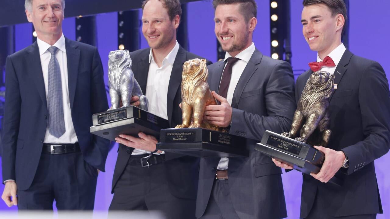 Salzburgs Sportler des Jahres: Bernhard Gruber, Marcel Hirscher und Stefan Kraft. Ganz links: Oberbank-Vorstandsdirektor Josef Weißl. 