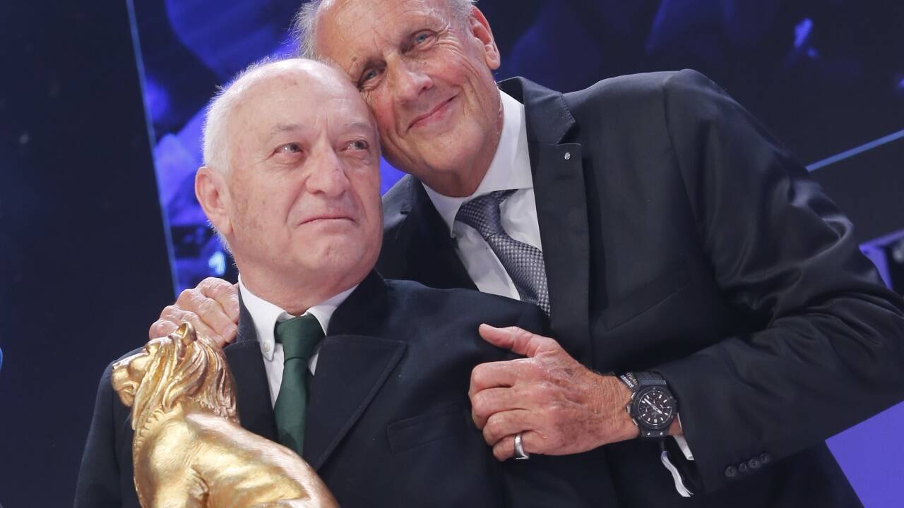 Die Motorsport-Legende war sichtlich gerührt. Neben ihm: Laudator Hans-Joachim Stuck. 