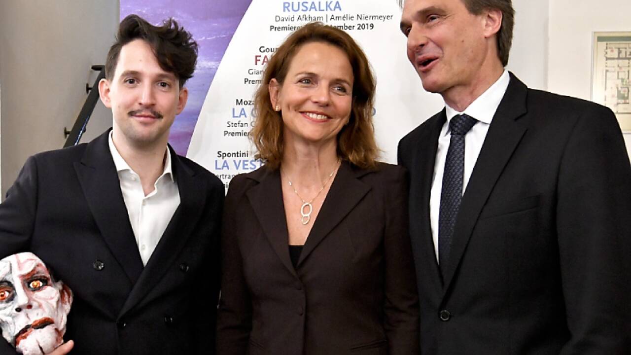Intendant Geyer (r.) mit Regisseurin Niermeyer und Puppenspieler Habjan 