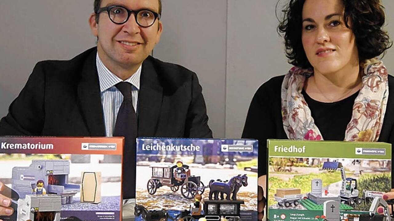 Markus Pinter und Michaela Tomek präsentieren Bestattungs-Lego 