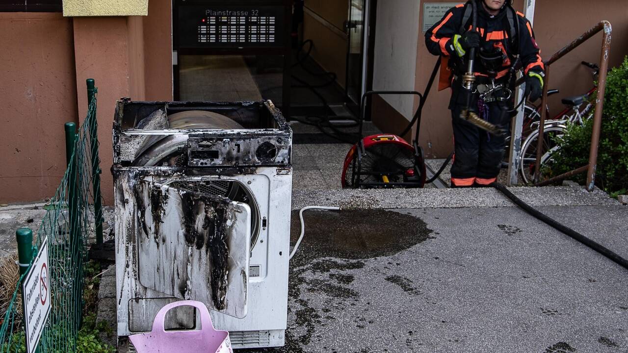 Ein Wäschetrockner geriet in Brand. 