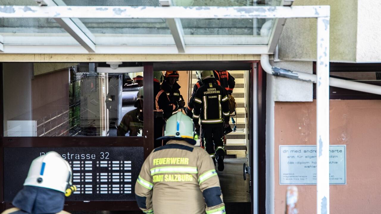 Das Feuer brach im Keller aus. 