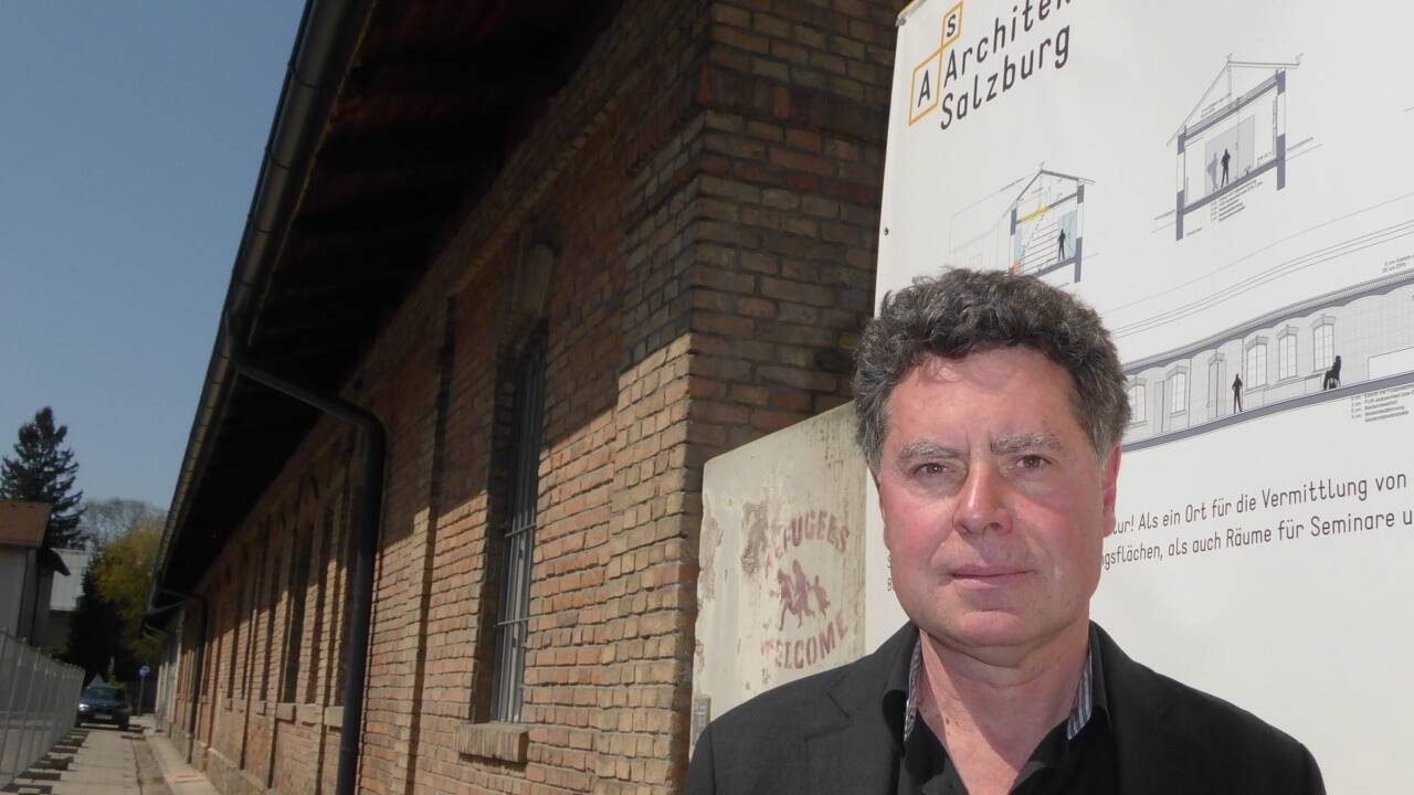 Roman Höllbacher, Leiter der Initiative Architektur, hier vor dem neuen Architekturhaus im Salzburger Stadtteil Riedenburg.  