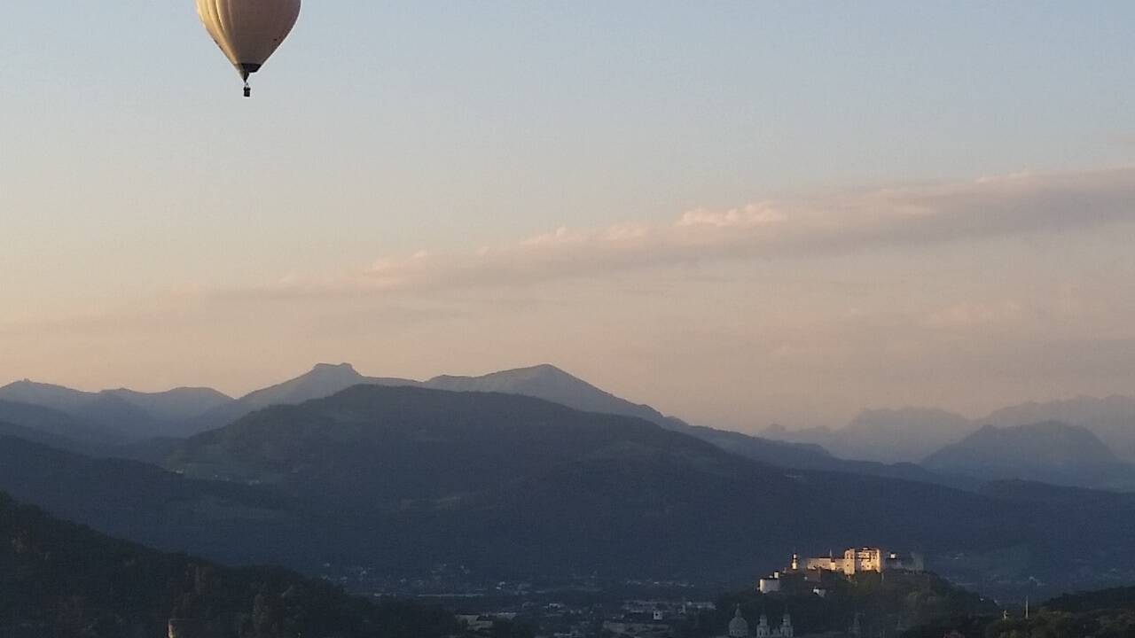 Von 11. bis 18. Mai findet das Internationale Ballonmeeting Salzburg statt. Als gewerblicher Unternehmer für Ballonfahren bietet Veranstalter und Pilot Michael Reinold das ganze Jahr über Fahrten über Salzburg an. Hier sehen Sie einige Aufnahmen.  
