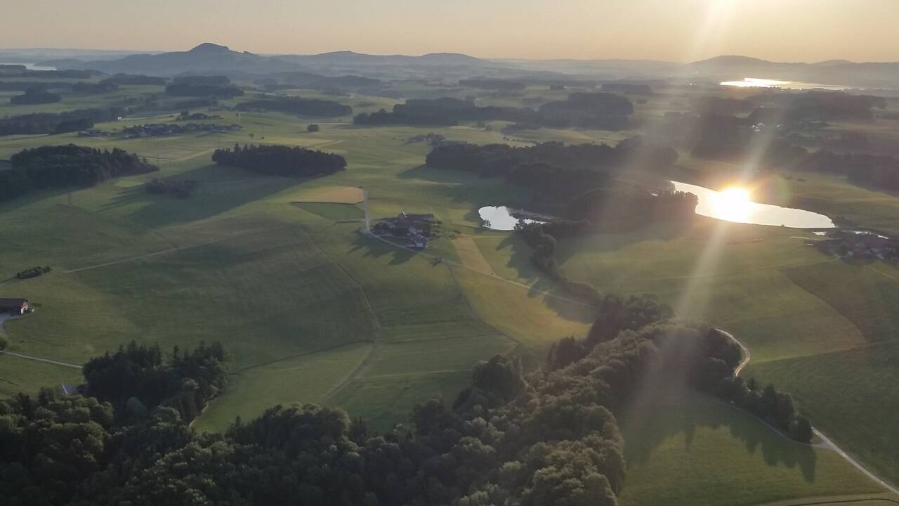 Von 11. bis 18. Mai findet das Internationale Ballonmeeting Salzburg statt. Als gewerblicher Unternehmer für Ballonfahren bietet Veranstalter und Pilot Michael Reinold das ganze Jahr über Fahrten über Salzburg an. Hier sehen Sie einige Aufnahmen.  