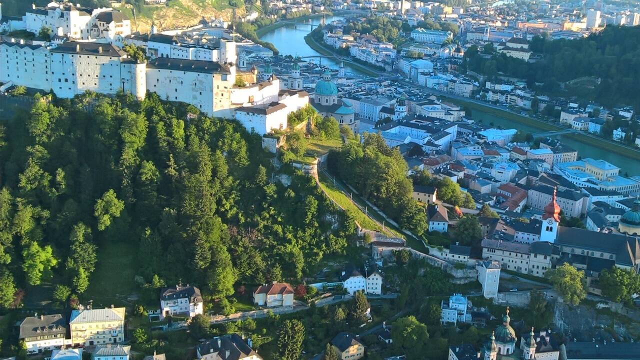 Von 11. bis 18. Mai findet das Internationale Ballonmeeting Salzburg statt. Als gewerblicher Unternehmer für Ballonfahren bietet Veranstalter und Pilot Michael Reinold das ganze Jahr über Fahrten über Salzburg an. Hier sehen Sie einige Aufnahmen.  