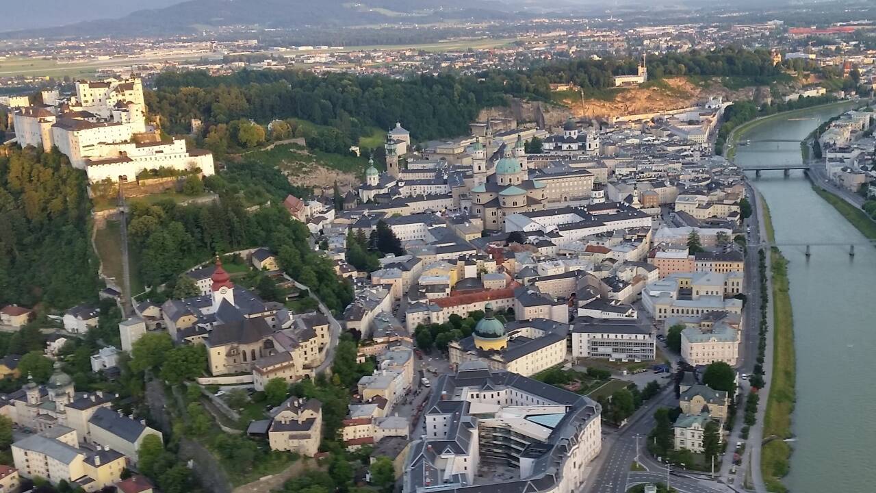 Von 11. bis 18. Mai findet das Internationale Ballonmeeting Salzburg statt. Als gewerblicher Unternehmer für Ballonfahren bietet Veranstalter und Pilot Michael Reinold das ganze Jahr über Fahrten über Salzburg an. Hier sehen Sie einige Aufnahmen.  
