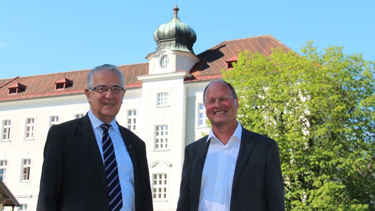 Rektor Prälat Balthasar Sieberer und Schuldirektor Winfried Penninger vor dem Bildungszentrum Borromäum. 