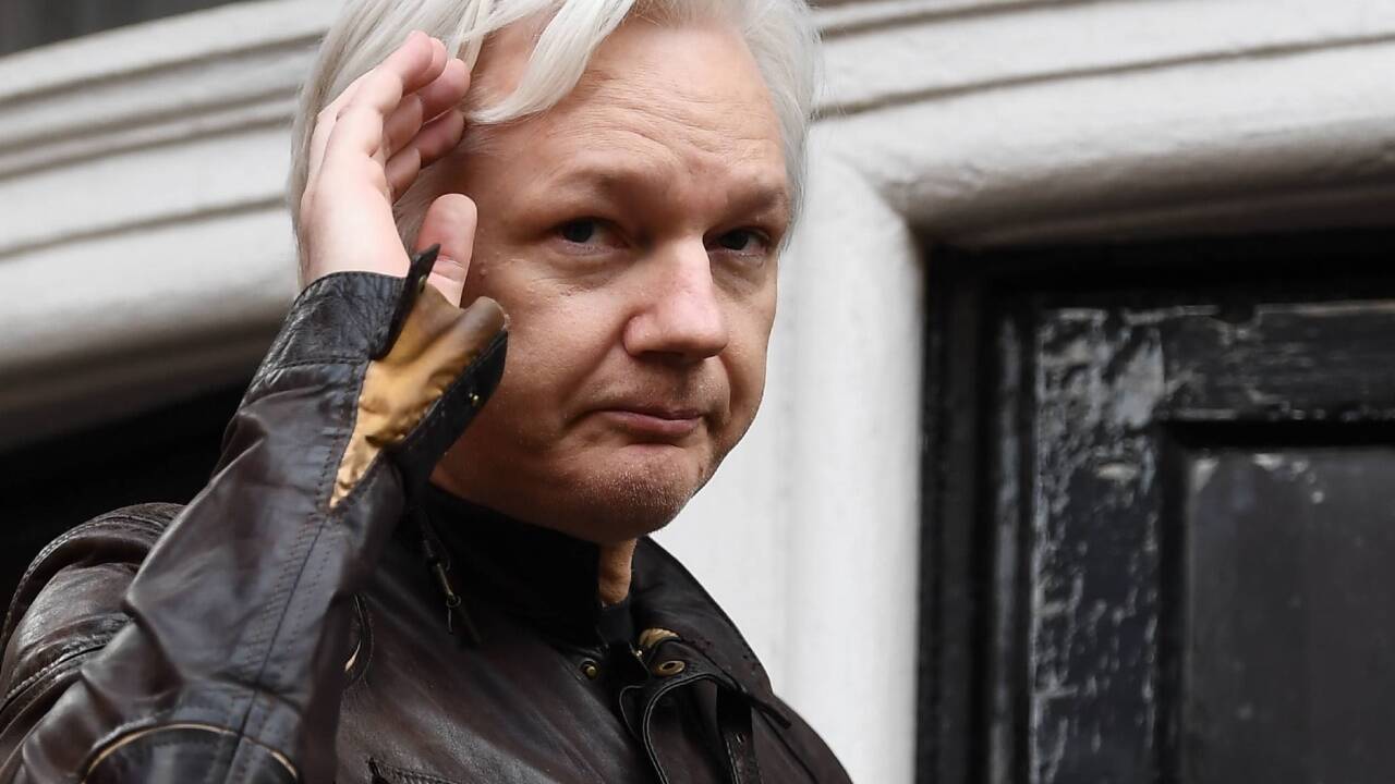 Julian Assange auf einem Balkon der ecuadorianischen Botschaft im Mai 2017. 