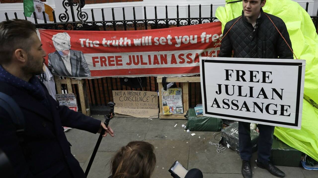 Erste Proteste gegen die Festnahme von Julian Assange vor der ecuadorianischen Botschaft in London. 