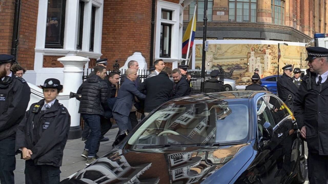 Bei der Festnahme am Donnerstag wurde Assange von sechs Polizisten in Zivilkleidung zu einem Polizeiwagen getragen. 