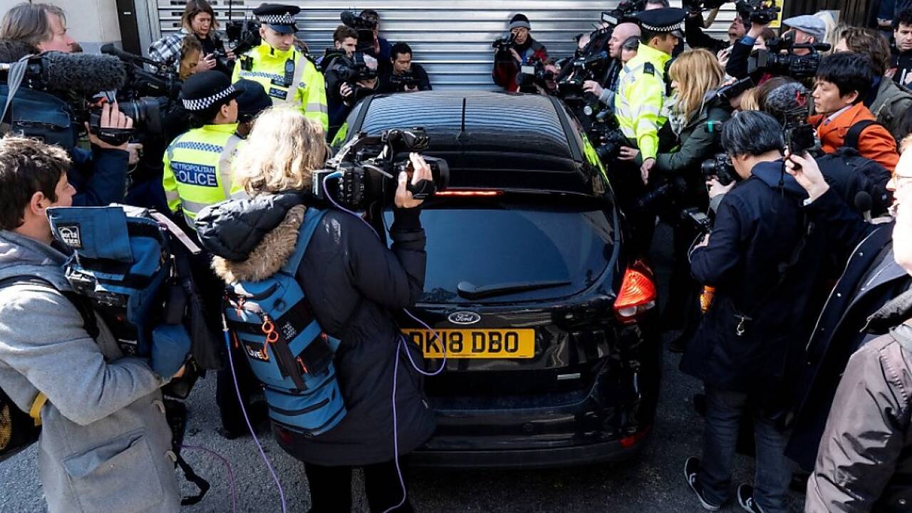  Beamte von Scotland Yard brachten den 47-jährigen Australier auf ein Kommissariat. 