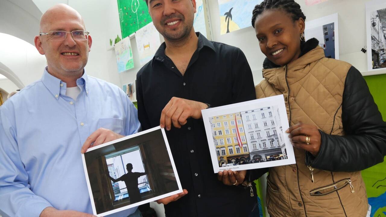 Robert Strasser (STROB Galerie) mit Fazel Shafa aus Afghanistan und Christine Umuhoza aus Ruanda. 