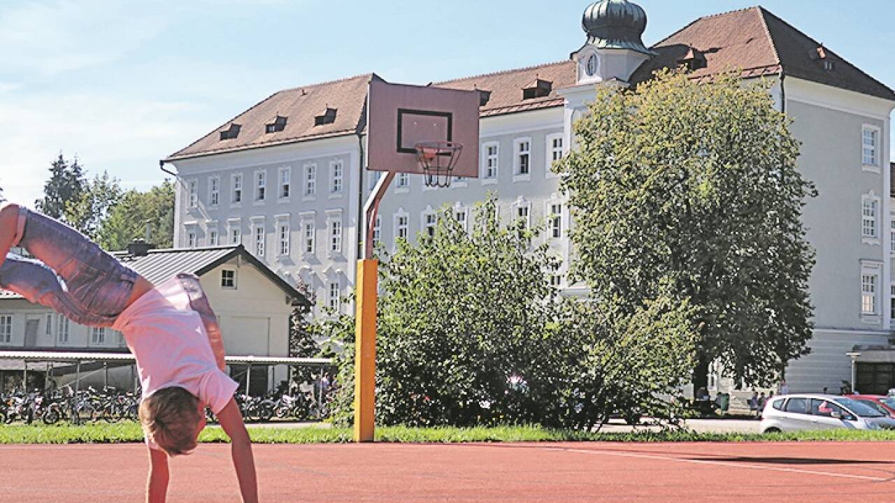 Rektor Prälat Balthasar Sieberer und Schuldirektor Winfried Penninger vor dem Heuer im Herbst werden im Borromäum in der Gaisbergstraße zum letzten Mal zwei reine Bubenklassen starten.  