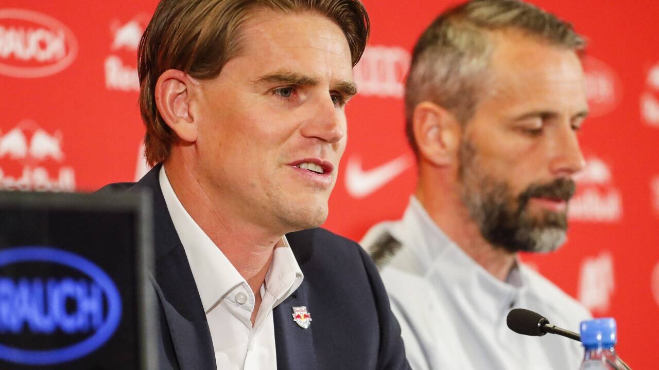 Salzburgs Sportdirektor Christoph Freund (l.) sucht nach dem Abschied von Marco Rose (r.) einen neuen Trainer. Er würde auch eine Ablöse zahlen. 