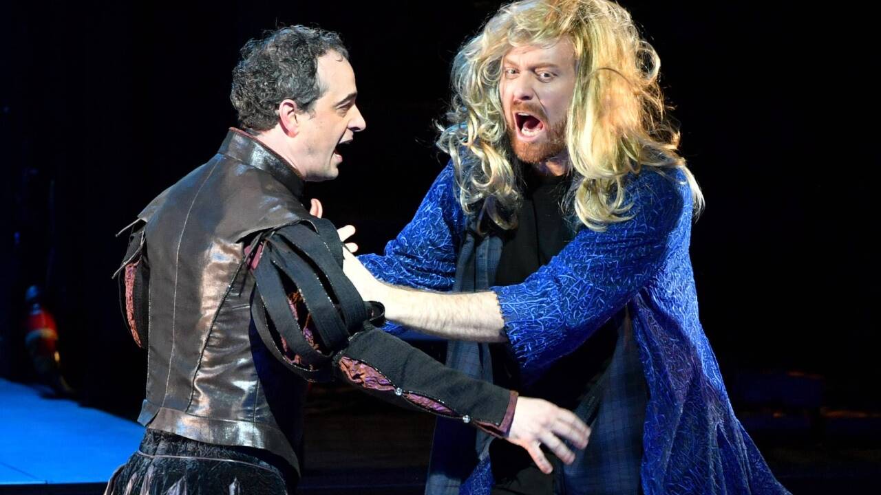 Adrian Eröd als Beckmesser, Sebastian Kohlhepp als David. Adrian Eröd als Beckmesser, Sebastian Kohlhepp als David.