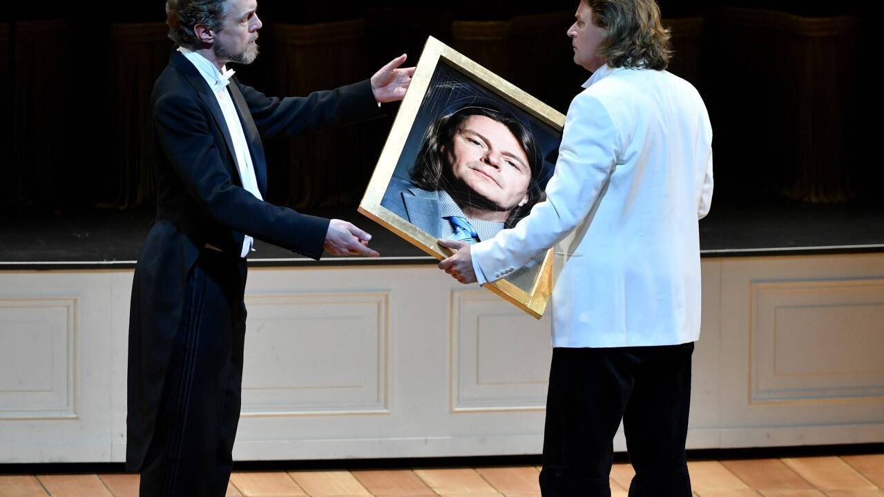 Georg Zeppenfeld als Hans Sachs, Klaus Florian Vogt als Walther von Stolzing. Georg Zeppenfeld als Hans Sachs, Klaus Florian Vogt als Walther von Stolzing.