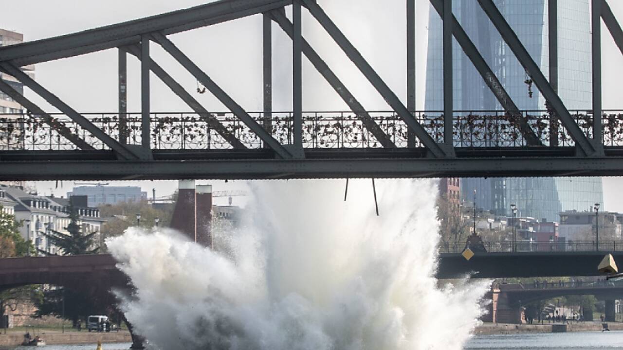 Spektakuläre Sprengung eine Weltkriegsbombe im Main  Spektakuläre Sprengung eine Weltkriegsbombe im Main