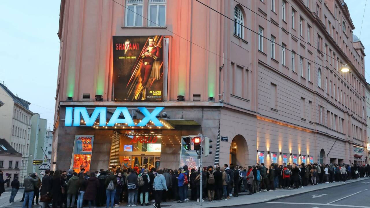 Riesenandrang vor dem Apollo Kino in Wien. 